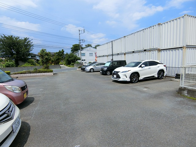 クレール清水の駐車場