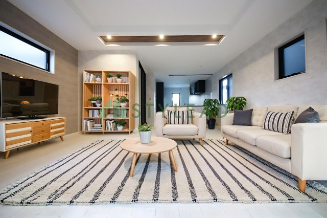 【居間・リビング】 | 現況の物件写真に、AIによる画像処理（CG)がされております。
照明・家具・カーテン・小物類等はCG画像になります。