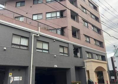 【外観】 | ロアーブル・ガーデン淵野辺 | 外観はマンション管理がされているかの目安になります。築年数が古いと、壁面は劣化してひび割れが生じることも！建物が古びていても細かいところが修繕されていると、きちんと管理されているなぁと感じるでしょう。