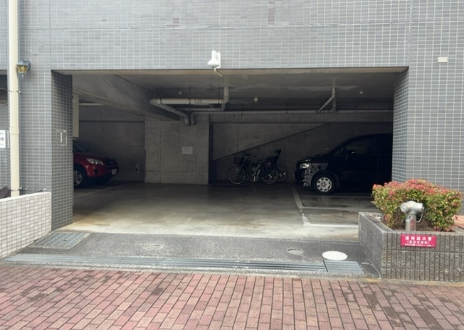 【駐車場】 | ロアーブル・ガーデン淵野辺 | 車一台あたりに必要なスペースは、標準サイズの普通自動車で横幅2m50cm、長さ5mは必要になります。ただし、乗降のことも考慮して横幅3m30cm、長さ5m50cmほどは確保できるところを選びましょう。
