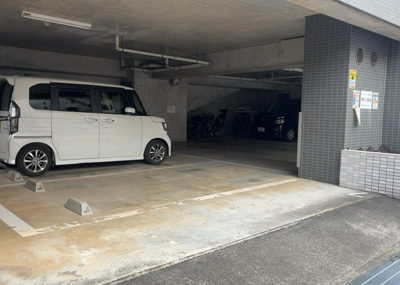 【駐車場】 | ロアーブル・ガーデン淵野辺 | 駐車場と明記されていても、最小スペースでつくられた駐車場だと大型車は駐車できなかったり、出入りしにくくなったりする可能性があります。お車のサイズと購入したい物件の駐車場のサイズを現地で確認しましょう。