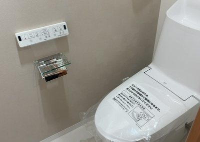 【トイレ】 | ロアーブル・ガーデン淵野辺 | トイレは大きさや形、機能、抗菌性などが異なる多種多彩なタイプが各メーカーから出ています。それぞれに良さがあるため、事前にどういったタイプのトイレがいいのかをご家庭内で決めて、内見に行くといいでしょう。