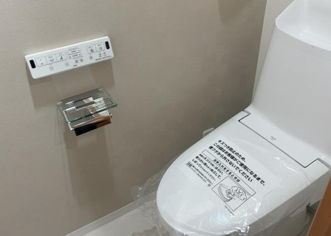 【トイレ】 | ロアーブル・ガーデン淵野辺 | トイレは大きさや形、機能、抗菌性などが異なる多種多彩なタイプが各メーカーから出ています。それぞれに良さがあるため、事前にどういったタイプのトイレがいいのかをご家庭内で決めて、内見に行くといいでしょう。