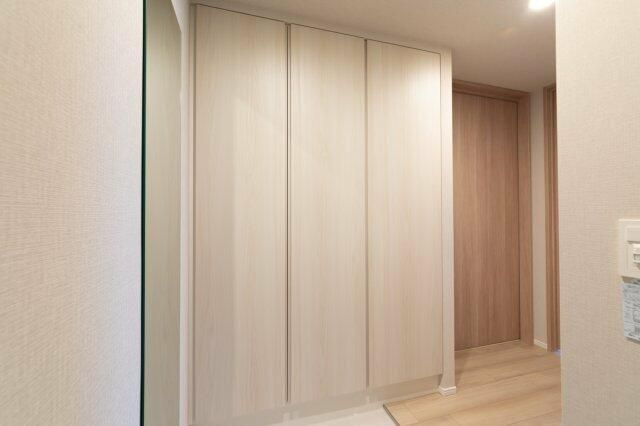 プラウドフラット上野松が谷の玄関