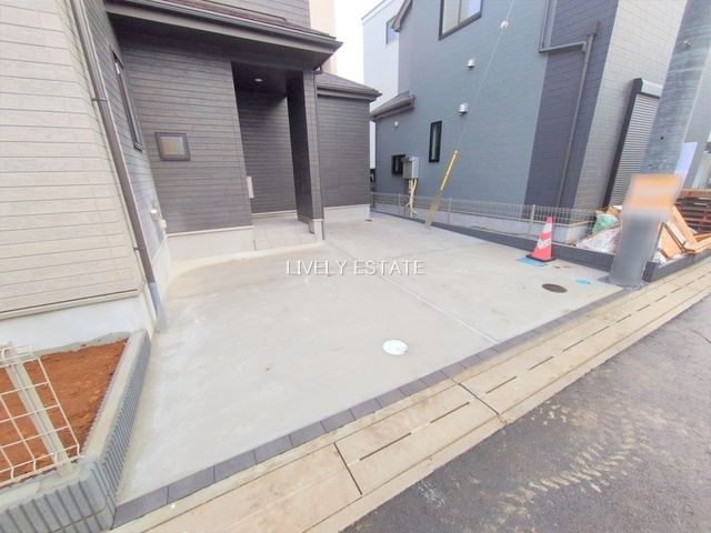 草加市長栄1丁目 新築分譲住宅 全9棟 B号棟の駐車場