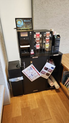 プライムメゾン西早稲田のロビー|1階共用ラウンジにあるコーヒーメーカー
