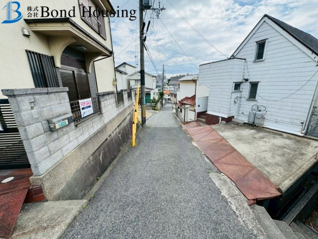 リフォ済み　朝霧東町2丁目　中古戸建の前面道路含む現地写真
