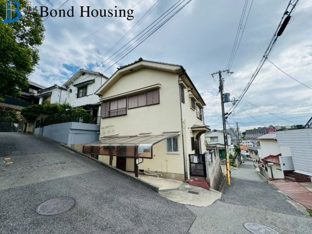 近隣買い物施設充実　朝霧東町2丁目　中古戸建の前面道路含む現地写真