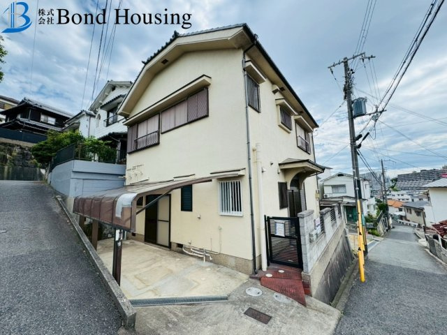 リフォ済み　朝霧東町2丁目　中古戸建の前面道路含む現地写真
