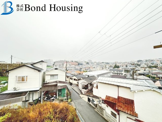 近隣買い物施設充実　朝霧東町2丁目　中古戸建の前面道路含む現地写真