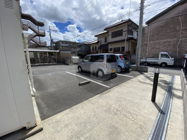 エスティーム1番館の駐車場
