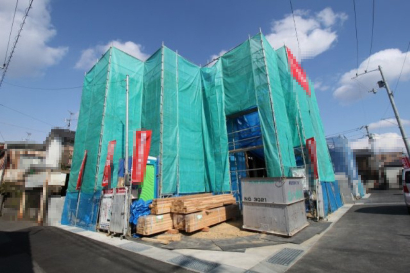 愛宕山南町　新築戸建　1号棟　【全3区画】の前面道路含む現地写真