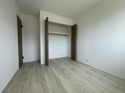 【洋室】 | 千町2丁目　分譲6区画3号棟 | 住まう方でカスタマイズしていただけるシンプルなデザインの内装。