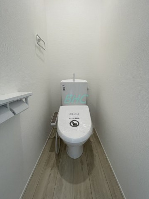 【トイレ】 | 千町2丁目　分譲6区画3号棟 | シンプルでシャープなフォルムは、そのデザイン性だけでなく汚れが拭きやすくお手入れ簡単です。