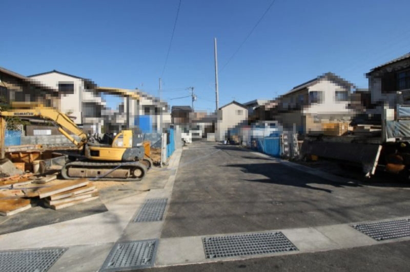 愛宕山南町　新築戸建　2号棟　【全3区画】の前面道路含む現地写真
