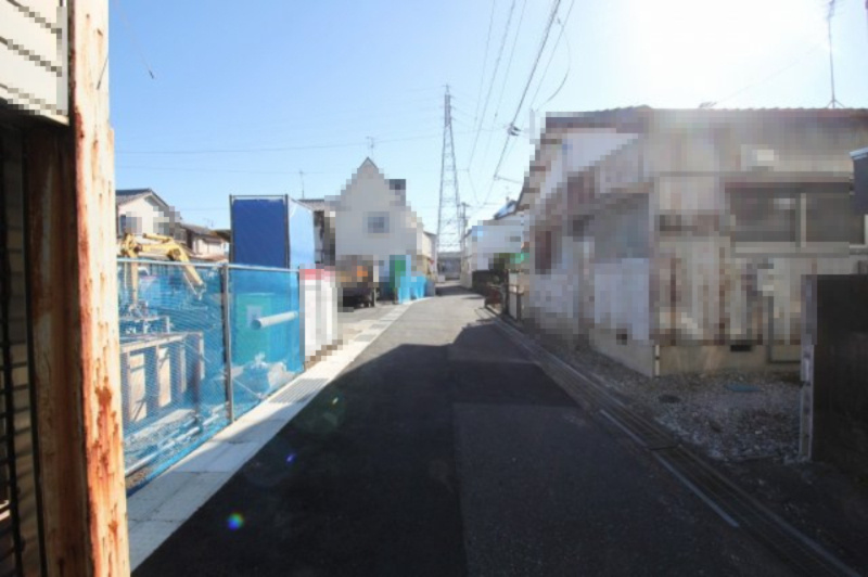 愛宕山南町　新築戸建　2号棟　【全3区画】の前面道路含む現地写真
