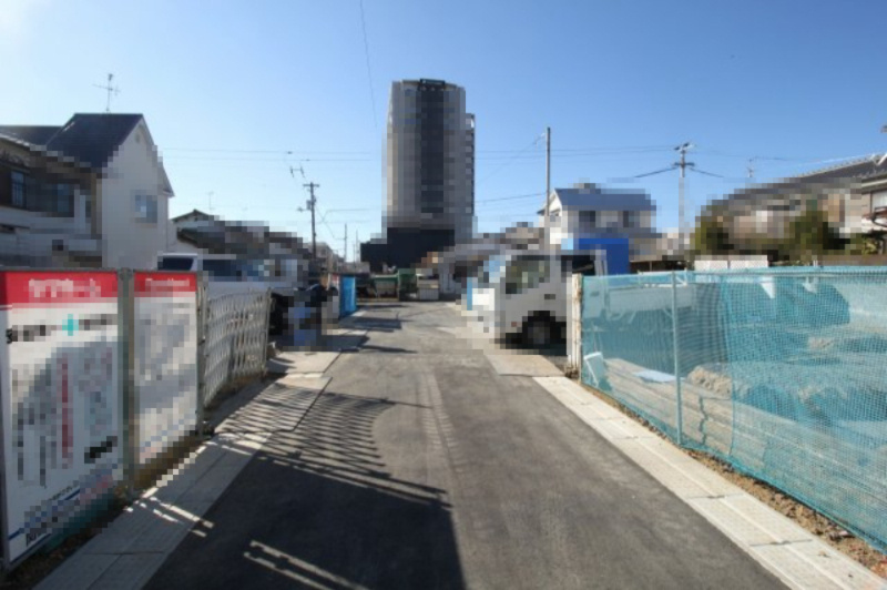 愛宕山南町　新築戸建　2号棟　【全3区画】の前面道路含む現地写真