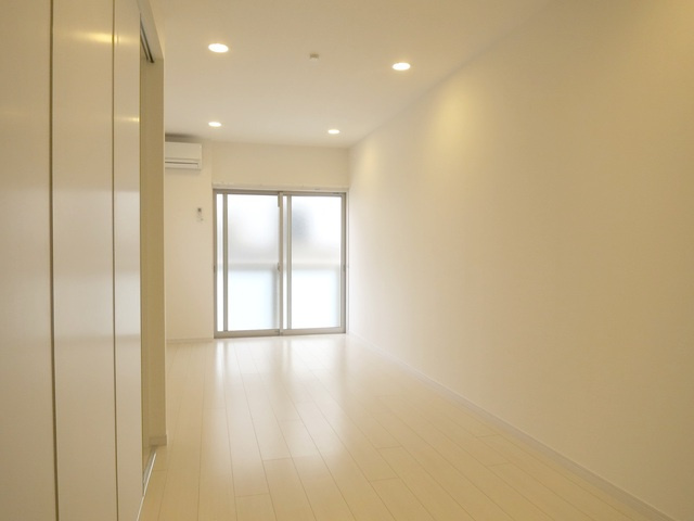 リブリ・ＰＲＯＶＩＮＳＣＩＡの居間・リビング|ピカピカのフローリングです(^^♪