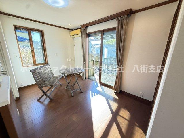 八街市吉倉　中古戸建の居間・リビング|軽量鉄骨造　エコキュート・給湯器2025年12月交換済
太陽光発電システム約6.2kw