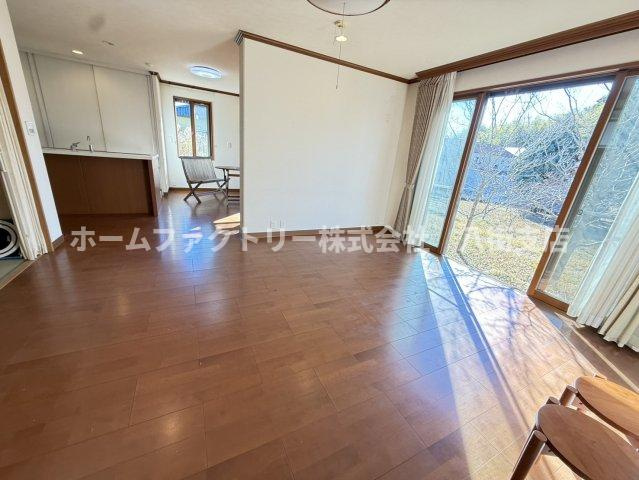 八街市吉倉　中古戸建の居間・リビング|軽量鉄骨造　エコキュート・給湯器2025年12月交換済
太陽光発電システム約6.2kw