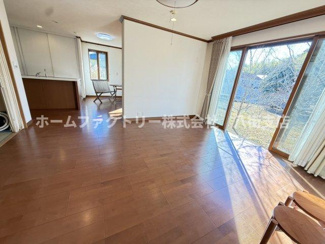 【居間・リビング】 | 八街市吉倉　中古戸建 | 軽量鉄骨造　エコキュート・給湯器2025年12月交換済
太陽光発電システム約6.2kw