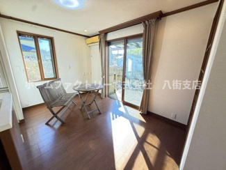 【居間・リビング】 | 八街市吉倉　中古戸建 | 軽量鉄骨造　エコキュート・給湯器2025年12月交換済
太陽光発電システム約6.2kw