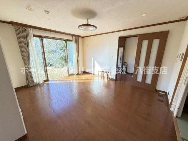 八街市吉倉　中古戸建の居間・リビング|軽量鉄骨造　エコキュート・給湯器2025年12月交換済
太陽光発電システム約6.2kw