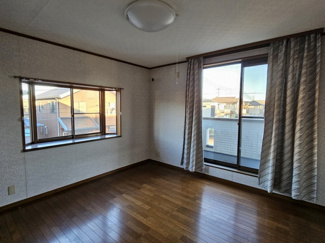 【洋室】 | 角地でスーパーにも近いお家 | 2階8帖の洋室です