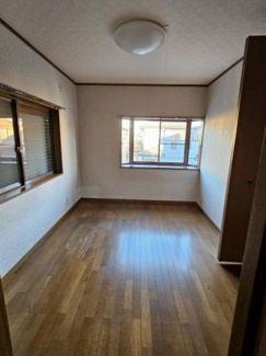 【子供部屋】 | 角地でスーパーにも近いお家 | 2階6帖の洋室です