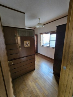 【内装】 | 角地でスーパーにも近いお家 | 2階にある５帖の納戸。