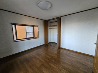 【寝室】 | 角地でスーパーにも近いお家 | ２階には８帖の洋室が２室あります