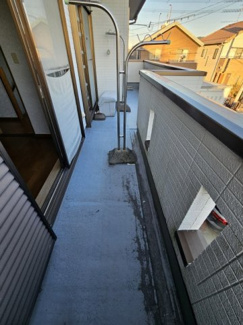 【バルコニー】 | 角地でスーパーにも近いお家 | 横一面に長いバルコニーです