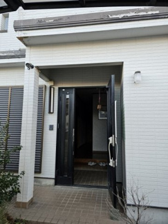 【エントランス】 | 角地でスーパーにも近いお家 | 玄関の上に屋根があるので雨の日などに助かります