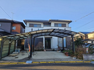 【駐車場】 | 角地でスーパーにも近いお家 | 車が２台がゆったりと停まります。軽だと３台停められそうですね