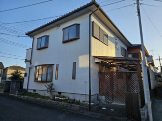 【外観】 | 角地でスーパーにも近いお家 | 裏側にもスペースがあります。自転車置き場や洗濯物も干せますね