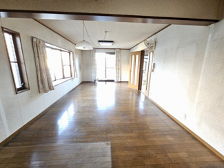 【居間・リビング】 | 角地でスーパーにも近いお家 | 窓が多いので明るいですね