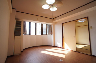 【居間・リビング】 | ジャルダン三田3番館 | こちらのリビングで趣味の時間をお楽しみください