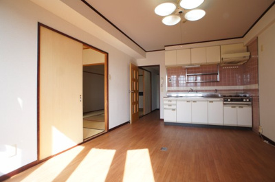 【居間・リビング】 | ジャルダン三田3番館 | こちらの居間で趣味の時間をお楽しみください