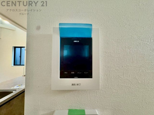 訪問者が来たときにテレビ画面で確認できるため、安心してドアを開けられます。録画機能があるものもあり、留守中に来訪者を記録しておくことができます。利便性が高く、セキュリティ面でも安心です。