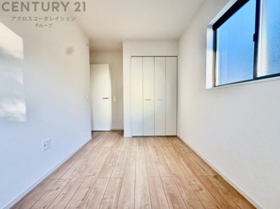 子供部屋…創造性や成長を促す遊びの空間を提供。学習や趣味に集中できる環境を整えます。個別のプライベートスペースは自己表現と自立心を育み、心地よい睡眠環境を整えリラックスできる場所を提供。