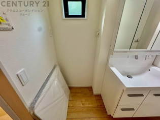 洗濯物の仕分け作業がしやすく、整理整頓が容易になります。洗濯音や湿気を他の部屋に持ち込まず、生活環境を快適に保ちます。上部を活用すれば収納スペースを確保でき洗剤や洗濯用品の整理もしやすくなります。