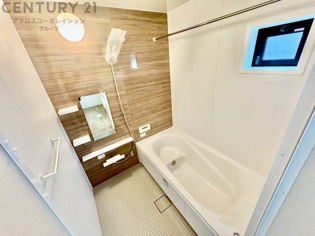 気密性と断熱性に優れ、外気の影響を受けにくく、浴室内の温度を一定に保ちやすいです。特に冬場は、暖房効率が高まり、快適なバスタイムを過ごせます。