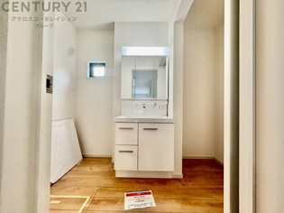 化粧品や洗顔料、歯ブラシなどの必需品をまとめて置ける収納スペースがあり、使用するたびに取り出す手間が省けます。また、水回りのため、濡れても大丈夫な素材が使用されており、お手入れが簡単です。