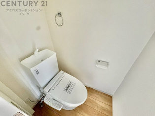 温水洗浄便座付トイレは温水洗浄機能により、暖かい水でおしりを洗浄することができ、冷たい水を使う従来の便座に比べ、温水洗浄機能で暖かいトイレを提供し、快適な使用を可能にします。