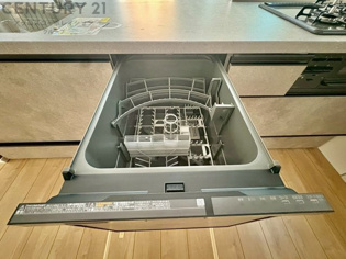 食器洗浄乾燥機は手洗いに比べて時間や労力を節約できます。また、高温のお湯で洗浄されるため、雑菌や細菌を殺菌する効果もあります。さらに、乾燥機能があるため、手で拭く手間も省け衛生的に保管できます。