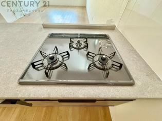 多数の調理器具を同時に使用でき、料理の効率化が可能。省エネで節約になり、様々な料理スタイルに適応できます。また、火力調整が独立しており、手入れや掃除もしやすく、今よりもっとお料理が楽しくなるかも。