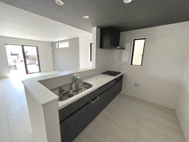 青梅市今井1丁目　新築戸建全1棟のキッチン|手元が隠れるキッチンは奥様の味方です。