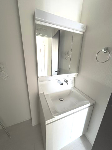 青梅市今井1丁目　新築戸建全1棟の独立洗面台|身だしなみを整えやすく、収納たっぷりの三面鏡付洗面化粧台☆