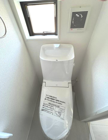 青梅市今井1丁目　新築戸建全1棟のトイレ|1階温水シャワートイレ