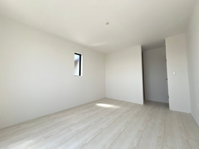 青梅市今井1丁目　新築戸建全1棟の洋室|【洋室3】季節物の衣類もスッキリ収納できるウォークインクロゼット付き